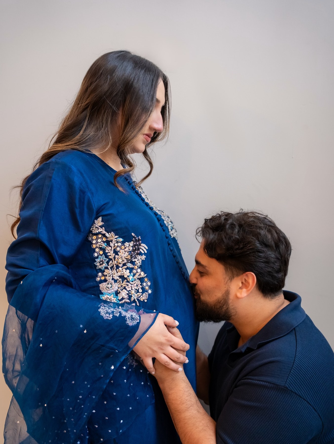 Father kissing baby bump